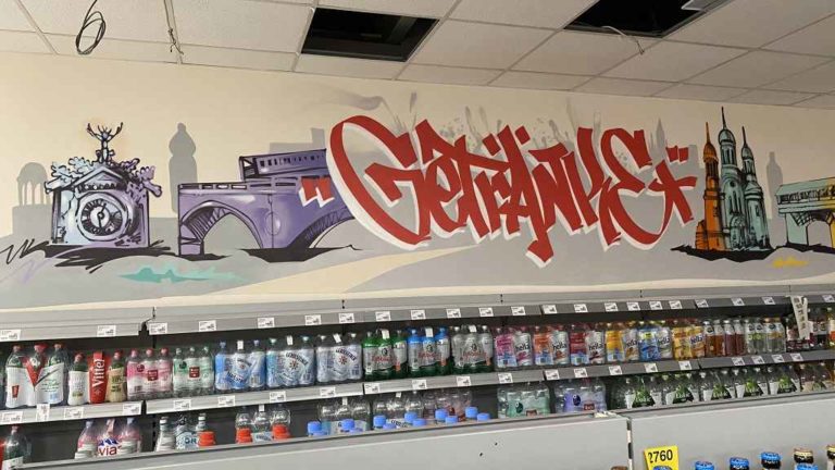 graffitiauftrag_graffitikuenstler_artmos4_Nahkauf_Kleinfeldchn_2022_Graffit_schriftzug_Sehenswürdikeiten_Skyline_Gebäude_style_01