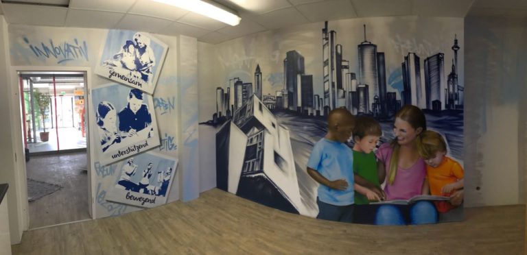 graffitiauftrag-graffitikuenstler-artmos4-nassauische-innen-skyline-frankfurt-menschen-lesen-buch-foto-polaroid-blau-weiss-fotorealistisch-illustrativ