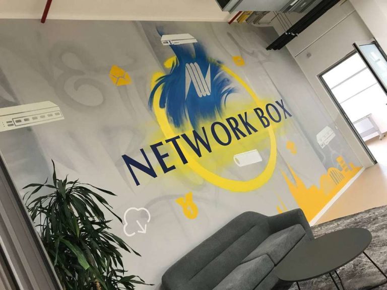 graffitiauftrag_graffitikuenstler_artmos4_Network_Box_Kayo_Köln_2022_Icons_Logo_IT_Skyline_Graffiti_Folie_innen_Technik_01