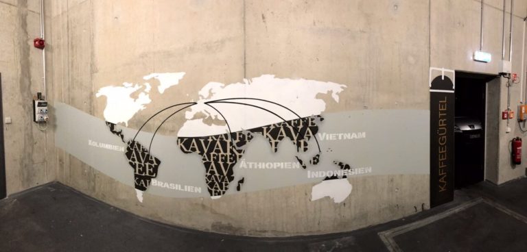graffitiauftrag-graffitikuenstler-artmos4-new-coffee-aldi-weltkarte-schrift-mensch-pflanzen-kaffee-innen-beige-braun-illustrativ