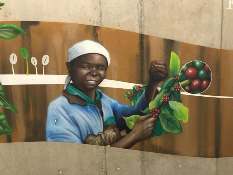 graffitiauftrag-graffitikuenstler-artmos4-new-coffee-aldi-weltkarte-schrift-mensch-pflanzen-kaffee-innen-beige-braun-illustrativ-fotorealistisch