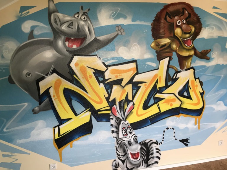 graffitiauftrag-graffitikuenstler-artmos4-nico-name-schrift-graffiti-madagaskar-tier-innen-blau-gelb-comic-privat-kinderzimmer
