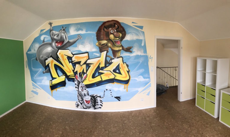 graffitiauftrag-graffitikuenstler-artmos4-nico-name-schrift-graffiti-madagaskar-tier-innen-blau-gelb-comic-privat-kinderzimmer