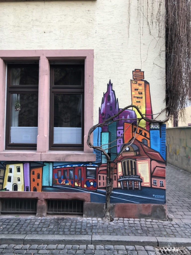 graffitiauftrag-graffitikuenstler-artmos4-niedergesaess-sachsenhausen-skyline-silhouette-landschaft-sehenswuerdigkeiten-aussen-bunt-illustrativ-kunst-privat