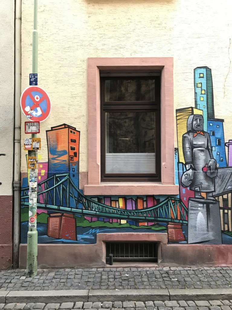 graffitiauftrag-graffitikuenstler-artmos4-niedergesaess-sachsenhausen-skyline-silhouette-landschaft-sehenswuerdigkeiten-aussen-bunt-illustrativ-kunst-privat