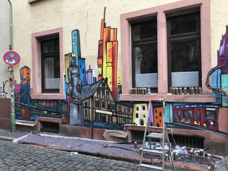 graffitiauftrag-graffitikuenstler-artmos4-niedergesaess-sachsenhausen-skyline-silhouette-landschaft-sehenswuerdigkeiten-aussen-bunt-illustrativ-kunst-privat