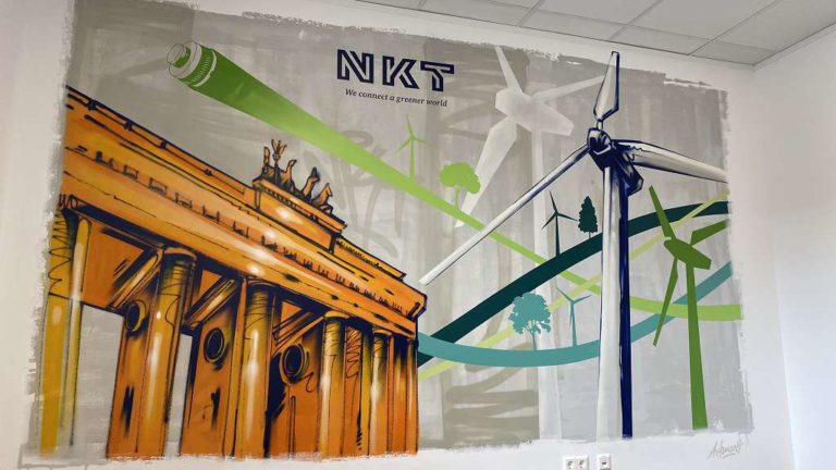 graffitiauftrag_graffitikuenstler_artmos4_NKT GmbH_Berlin_Kabel_2022_Sehenswürdigkeiten_Silhouetten_Logo_Graffiti_Folie_innen_Produktion_01