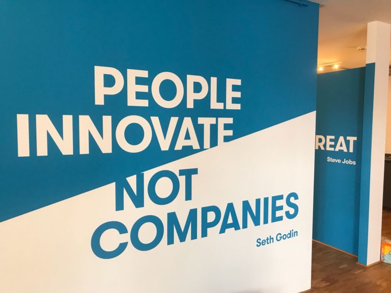 graffitiauftrag-graffitikuenstler-artmos4-noa-berlin-schrift-folie-typo-blau-weiss-grafisch-innen