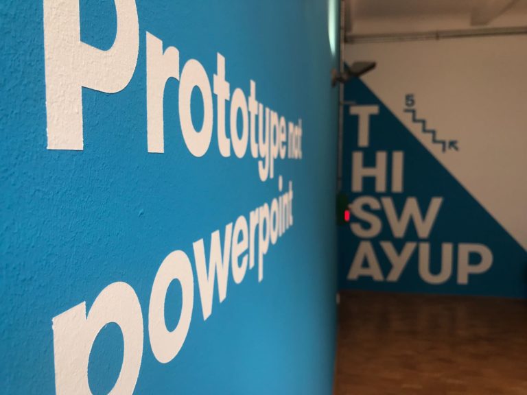 graffitiauftrag-graffitikuenstler-artmos4-noa-berlin-schrift-folie-typo-blau-weiss-grafisch-innen