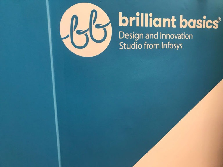 graffitiauftrag-graffitikuenstler-artmos4-noa-berlin-schrift-folie-typo-blau-weiss-grafisch-innen