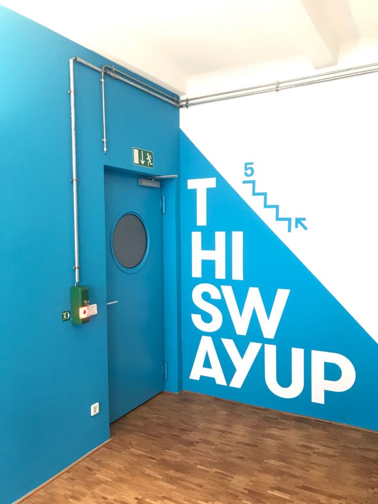 graffitiauftrag-graffitikuenstler-artmos4-noa-berlin-schrift-folie-typo-blau-weiss-grafisch-innen