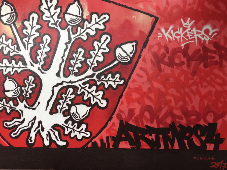graffitiauftrag-graffitikuenstler-artmos4-ofc-kickers-schrift-graffiti-sport-wappen-rot-schwarz-illustrativ-aussen