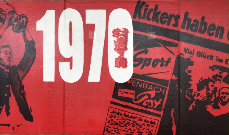 graffitiauftrag-graffitikuenstler-artmos4-ofc-kickers-schrift-pokal-sport-rot-schwarz-silhouetten-illustrativ-aussen