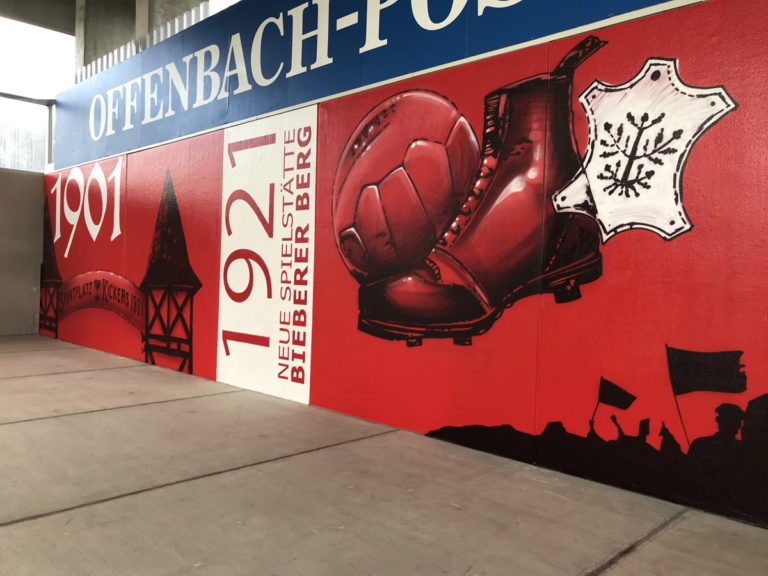 graffitiauftrag-graffitikuenstler-artmos4-ofc-kickers-schrift-schuh-sport-leder-wappen-rot-schwarz-silhouetten-illustrativ-aussen