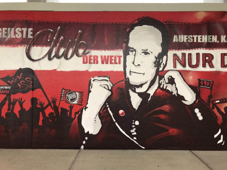 graffitiauftrag-graffitikuenstler-artmos4-ofc-kickers-schrift-sport-leder-wappen-rot-weiss-schwarz-silhouetten-illustrativ-aussen