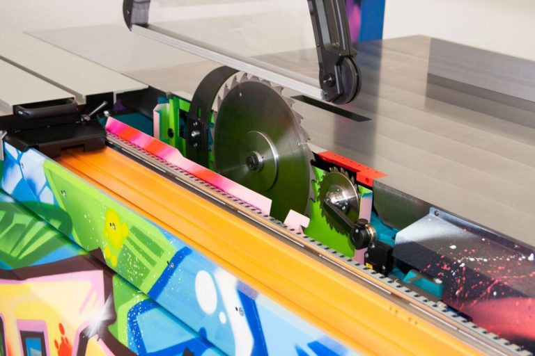 graffitiauftrag-graffitikuenstler-artmos4-otto-martin-gmbh-formatkreissaege-graffiti-syle-tag-streetart-objekt-maschine-bunt