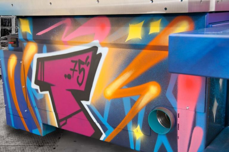 graffitiauftrag-graffitikuenstler-artmos4-otto-martin-gmbh-formatkreissaege-graffiti-syle-tag-streetart-objekt-maschine-bunt