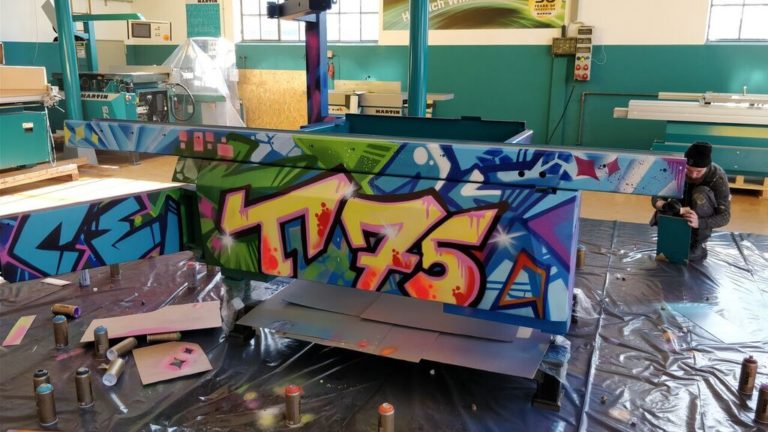 graffitiauftrag-graffitikuenstler-artmos4-otto-martin-gmbh-formatkreissaege-graffiti-syle-tag-streetart-objekt-maschine-bunt