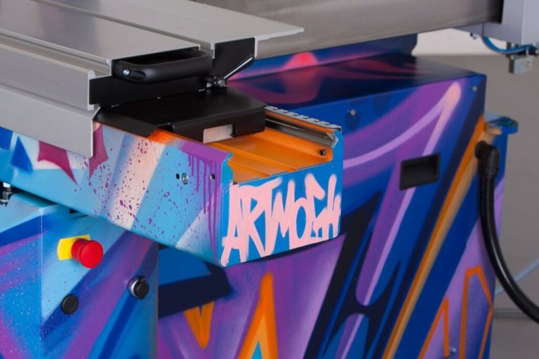 graffitiauftrag-graffitikuenstler-artmos4-otto-martin-gmbh-formatkreissaege-graffiti-syle-tag-streetart-objekt-maschine-bunt