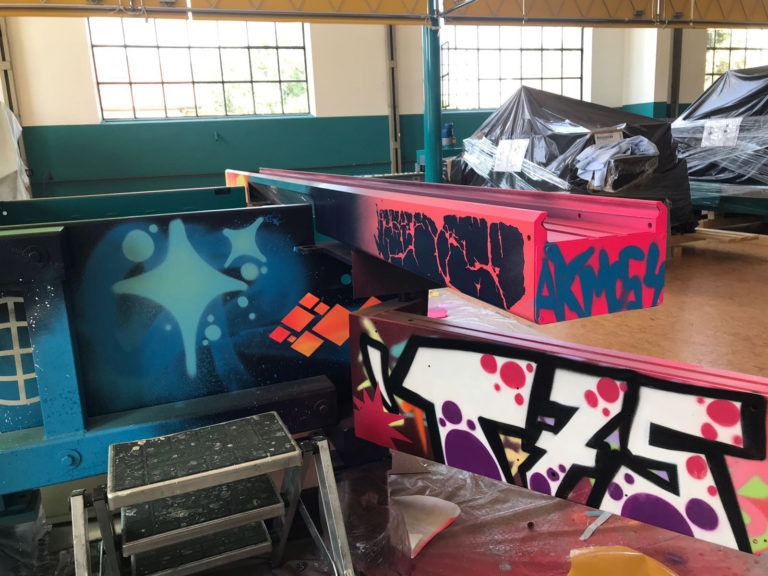 graffitiauftrag-graffitikuenstler-artmos4-otto-martin-gmbh-formatkreissaege2-graffiti-syle-tag-streetart-objekt-maschine-bunt