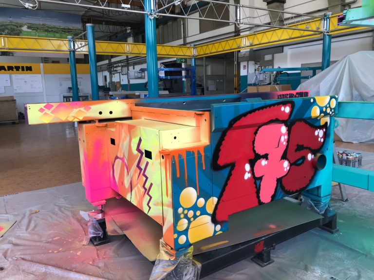 graffitiauftrag-graffitikuenstler-artmos4-otto-martin-gmbh-formatkreissaege2-graffiti-syle-tag-streetart-objekt-maschine-bunt