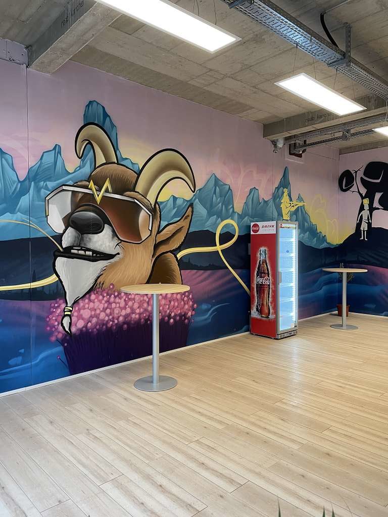 graffitiauftrag_graffitikuenstler_artmos4_Pastamanufaktur_v_d_Berg_Berge_Nudeln_2021_Tier_Ziege_Berge_Silhouetten_Graffiti_01