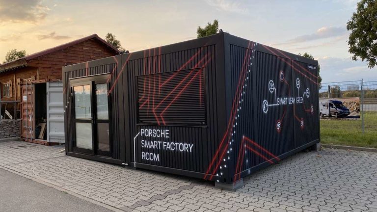 graffitiauftrag_graffitikuenstler_artmos4_PEM_Porsche_Container_2021_linien_icons_neon_schrift_aussen_rot_schwarz_weiss_folie_04