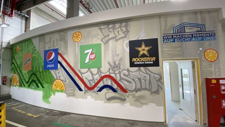 graffitiauftrag_graffitikuenstler_artmos4_PepsiCo Rodgau_2022_Rodgau_Schrift_Graffiti_Logo_Essen_blau_grau_grün _grafisch_Getränke