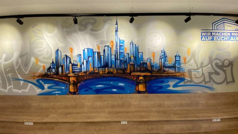 graffitiauftrag_graffitikuenstler_artmos4_PepsiCo Rodgau_2022_Rodgau_Skyline_Graffiti_Schrift_Style_blau_grau_orange_Getränke_05