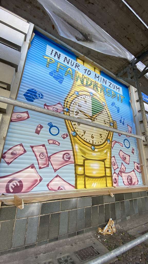 graffitiauftrag_graffitikuenstler_artmos4_Pfandhaus_J.B_GmbH_2022_Berlin_Schrift_Icons_Uhr_Folie_Graffiti_Rolladen_aussen_01