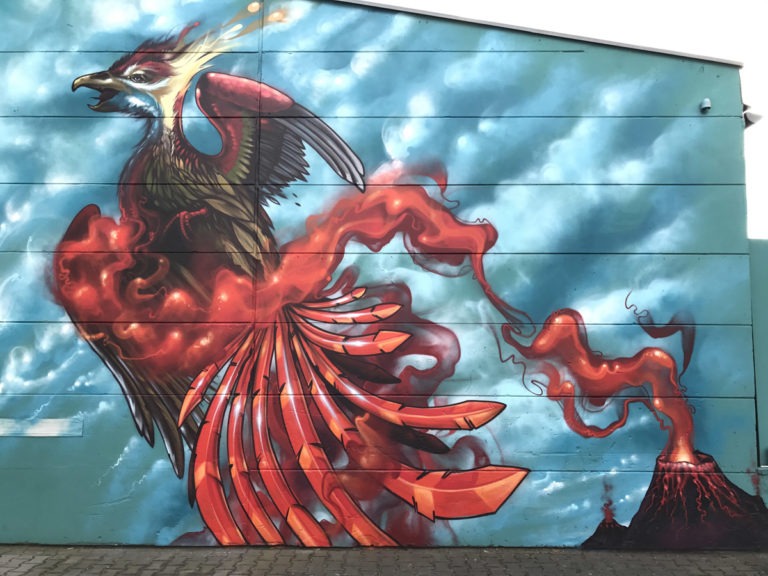 graffitiauftrag-graffitikuenstler-artmos4-phoenix-berlin-aussen-privat-blau-rot-bunt-fotorealistisch-tier-vulkan
