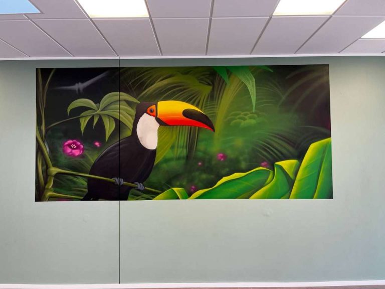 graffitiauftrag_graffitikuenstler_artmos4_Pisana GmbH_Hilverkus_Kantinenwand_Jungle_Tukan_Wermelskirchen_Dschungel_Natur_Tier_Vogel_Graffiti_innen_01