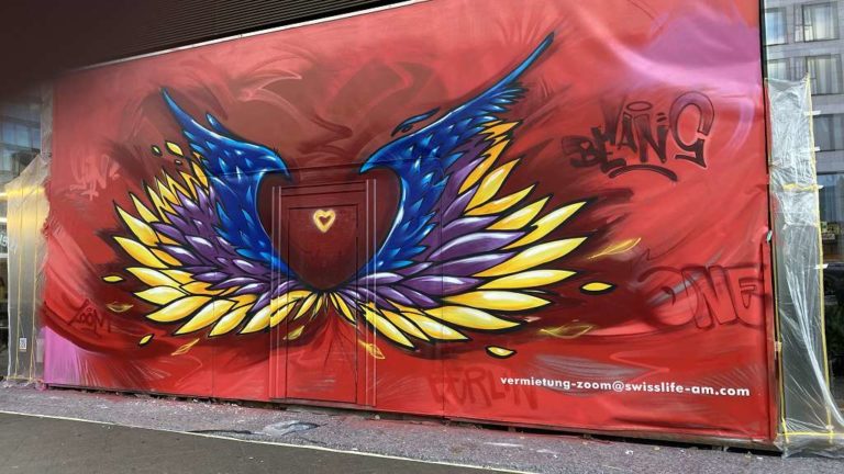 graffitiauftrag_graffitikuenstler_artmos4_Pondus_GmbH_Swiss_Life_Zoom_Berlin_Selfie_2022_Flügel_Shopwände_Foto_03