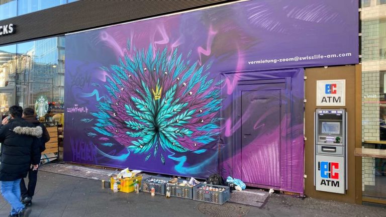 graffitiauftrag_graffitikuenstler_artmos4_Pondus_GmbH_Swiss_Life_Zoom_Berlin_Selfie_2022_Flügel_Shopwand_Pfau_Foto_05