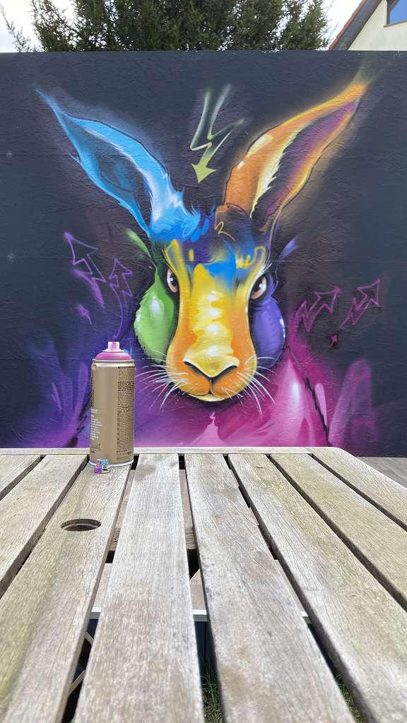 graffitiauftrag_graffitikuenstler_artmos4_privat_2021_osterhase_tier_graffiti_aussen_bunt_kunst_02
