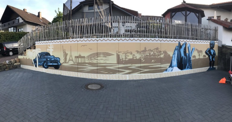 graffitiauftrag-graffitikuenstler-artmos4-privat-boellinger-langstrumpf-auto-skyline-schengelchen-berge-afrika-beige-muster-blau-illustrativ-aussen