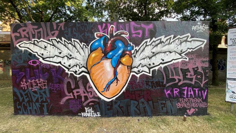 graffitiauftrag_graffitikuenstler_artmos4_Privat_Herz_Flügel_Ulm_2022_Schrift_Herz_Organ_Flügel_Schrift_Schriftzug_Tags_Style_05