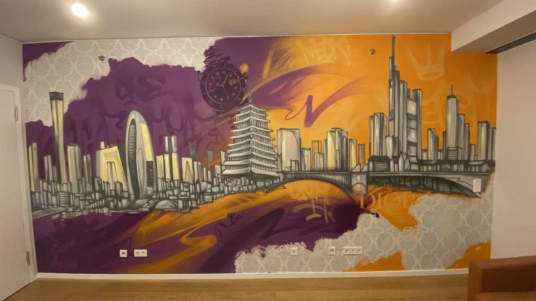 graffitiauftrag_graffitikuenstler_artmos4_Privat_Neckerann_Frankfurt_2021_skyline_japan_logo_uhr_innen_orange_lila_graffiti_06