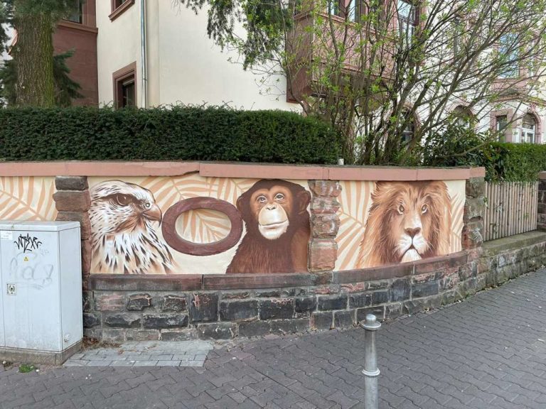 graffitiauftrag_graffitikuenstler_artmos4_Privat_Richter_Frankfurt_2021_Tiere_Zoo_Löwe_aussen_beige_braun_graffiti_airbrush_01