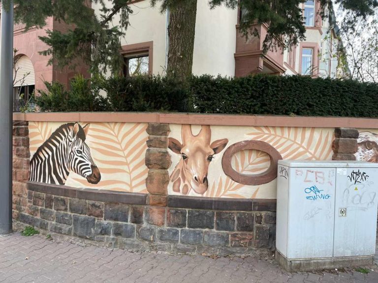graffitiauftrag_graffitikuenstler_artmos4_Privat_Richter_Frankfurt_2021_Tiere_Zoo_Löwe_aussen_beige_braun_graffiti_airbrush_02