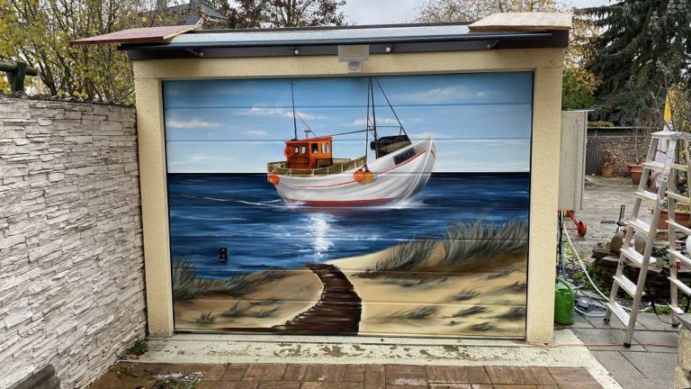 graffitiauftrag_graffitikuenstler_artmos4_Privat_Schütz_2022_Garagentor_Nordsee_Meer_Himmel_Wasser_Schiff_Boot_Kutter_Düne_Strand_Pflanze_Graffiti_außen_01