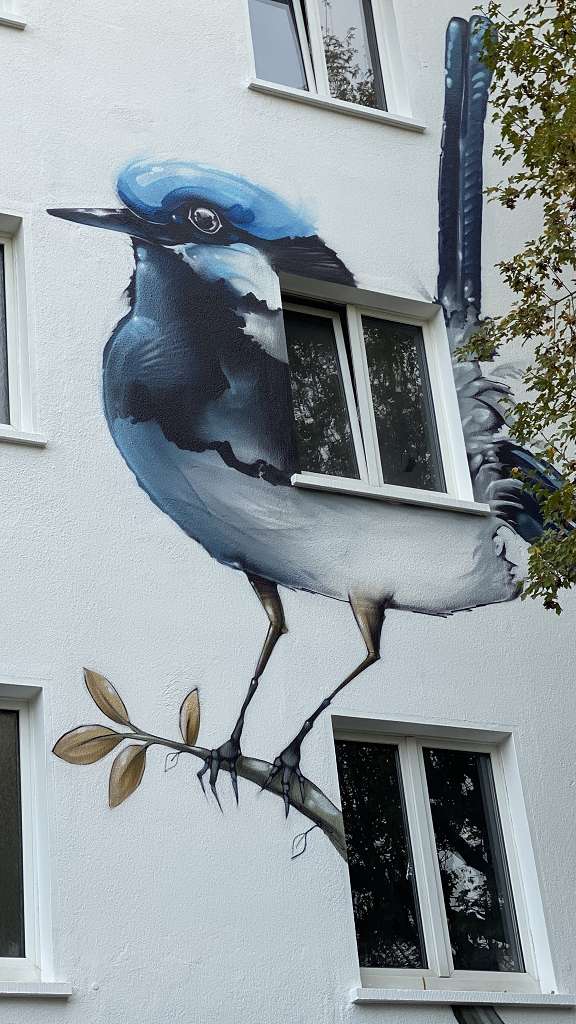 graffitiauftrag_graffitikuenstler_artmos4_Projekt_2_Architekten_2021_Vogel_Tier_Meise_aussen_bunt_graffiti_Immobilien_04