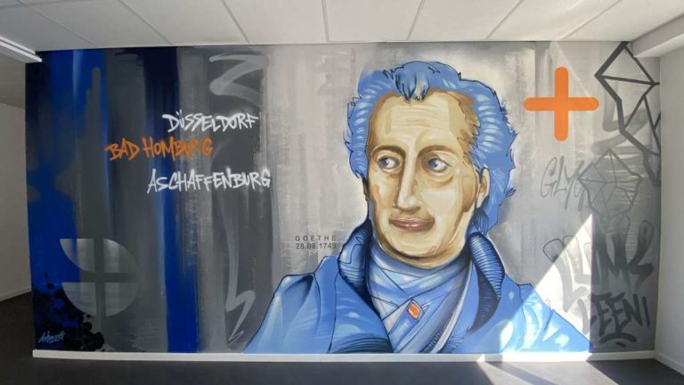 graffitiauftrag_graffitikuenstler_artmos4_Pur_und_Pastel_Bad_Homburg_Kanzlei_Lyck_Pätzold_2022_Goethe_Zitat_Mensch_gesicht_Graffiti_trashig_02