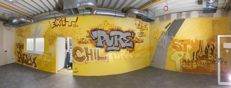 graffitiauftrag-graffitikuenstler-artmos4-Pure_Limburg_2020_innen_graffiti_schriftzug_trashig_kunst_tags_skylin_Orange_gelb_01