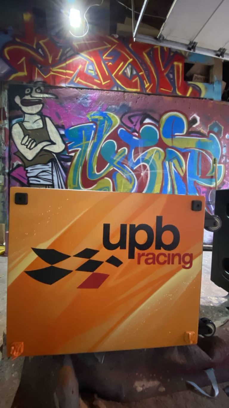 graffitiauftrag-graffitikuenstler-artmos4-QSC_UPB_Racing_Musicbox_2021_objekt_orange_logo_01
