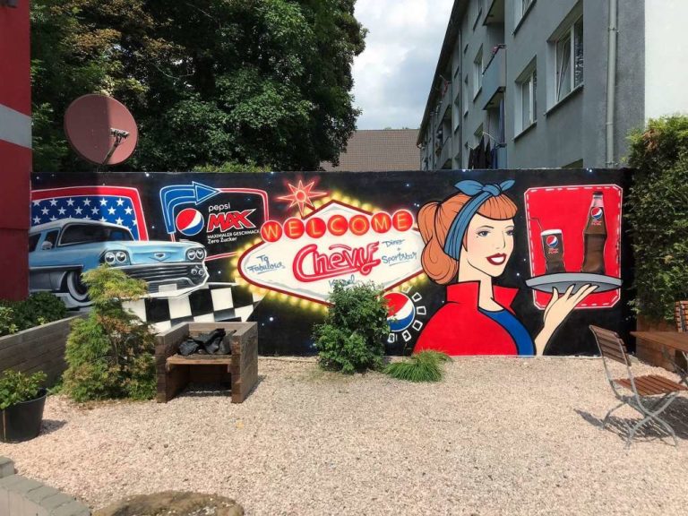 graffitiauftrag_graffitikuenstler_artmos4_Radeberger_Chevy_Diner_Kassel_2021_Auto_PopArt_Logo_Flasche_Oldtimer_Kassel_Rot_Blau_schwarz_graffiti_comic_Gaststätte_15