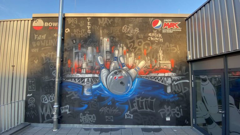 graffitiauftrag-graffitikuenstler-artmos4-Radeberger_Pepsi_Max_Bowl_for_Fun_Langen_2020_aussen_graffiti_bowling_kegel_trashig_skyline_frankfurt-05