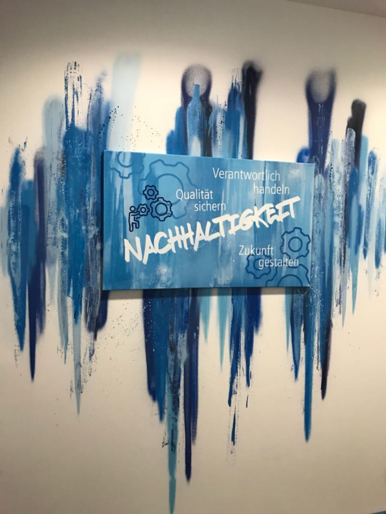 graffitiauftrag-graffitikuenstler-artmos4-real-digital-schlagworte-hand-mensch-hintergrund-trashig-blau-schrift-kuenstlerisch-innen