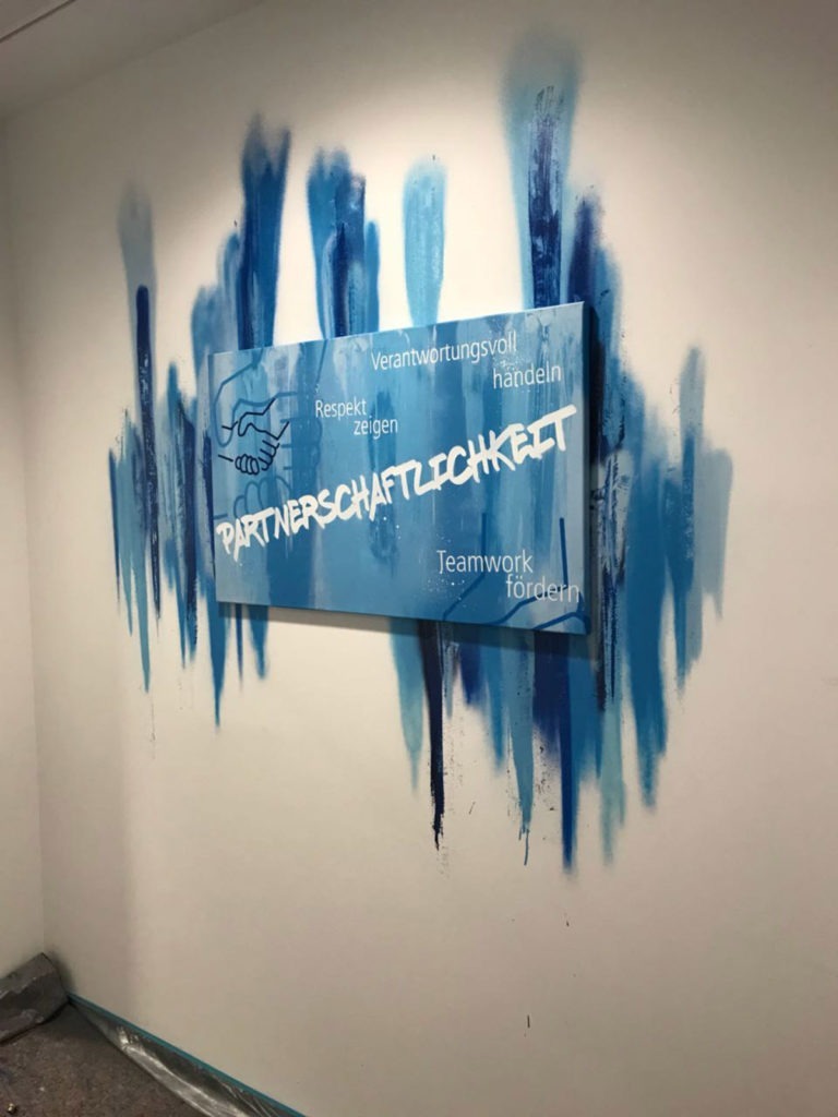 graffitiauftrag-graffitikuenstler-artmos4-real-digital-schlagworte-hand-mensch-hintergrund-trashig-blau-schrift-kuenstlerisch-innen