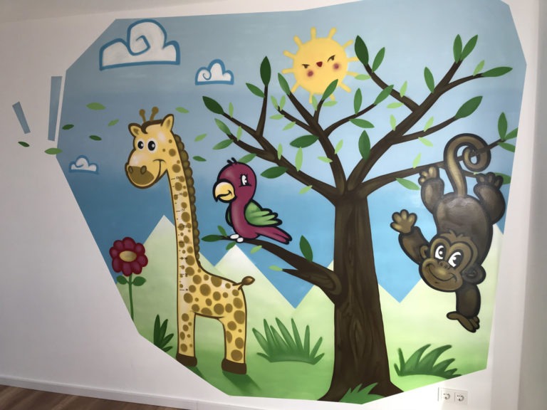 graffitiauftrag-graffitikuenstler-artmos4-reicherdt-tiere-kinderzimmer-messlatte-tier-giraffe-pflanzen-landschaft-himmel-innen-blau-gruen-comic-kinderzimmer